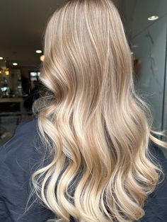 See how we style lived in blondes 🫶 This effortlessly lived in colour and style was created in our Notting Hill salon by our Senior Stylist Maria (@mariavhair) Using @olaplex, @redken, @ghdhair 🤍✨ Save the reel for your next hair appointment. 🔗 Book online via link in bio! Creamy Lived In Blonde, Creme Blonde Hair, Anya Hair, Cream Blonde Hair, Soft Hair Color, London Hair Salon, Lived In Blonde, Beige Blonde Hair, Blonde Shades