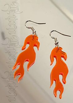 Very sick handmade flame / fire earrings ! ! laser cut from 2mm thick transparent orange acrylic. Perfect for nights out and festivals as well as adding fire to your day to day 🔥 🔥 Flame length: 5 cm Earring drop length: 7 cm Fire Themed Outfits, Flame Outfit, Flame Earrings, Fire Earrings, Nature Outfits, Fire Designs, Alternative Jewelry, Funky Jewelry, Themed Outfits