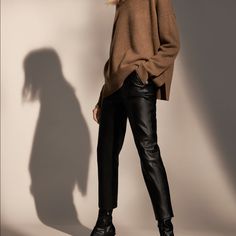 Super Cute Faux Leather Pants Waist Is A 32 Inseam Is 26 And The Rise Is 10 In Black Leather Pants Sweater, Paperbag Hose, Modern Skirt, Easy Winter Outfit, Black Leather Pants, Leather Pant, Comfy Sweaters, Leather Trousers, Faux Leather Pants