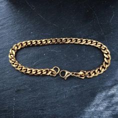 18k gold plated stainless steel curb chain bracelet High Quality 18k Gold plated & water proof ◇ Lengths (inches): 6" (XS)7" (S)8" (M)9" (L)◇Choose between 3mm or 5mm widthSimple staple piece of jewelry perfect for everyday wear !◇ Jewelry comes in a custom Machi Jewelry pouch🎁 gift boxes/wrapping costs an extra £3 which can be added at checkout. Gold Cuban Link Bracelet, Mens Link Bracelet, Bracelet Minimal, Everyday Wear Jewelry, Cuban Link Bracelet, Curb Chain Bracelet, 18k Gold Bracelet, Black Envelopes, Mens Gold Bracelets