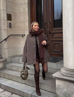 Winter fashion can feel dull when you're stuck wearing jeans on repeat. Here's how to wear dresses in the winter—without being cold. | how to wear a dress in winter cold weather fashion | how to wear a dress in winter for party | how to wear a dress in winter aesthetic | how to stay warm in a dress in winter Vinter Mode Outfits, Stile Blair Waldorf, Adrette Outfits, Fest Outfits, Skandinavian Fashion, Europe Outfits, Outfit Chic, Cold Outfits, Populaire Outfits