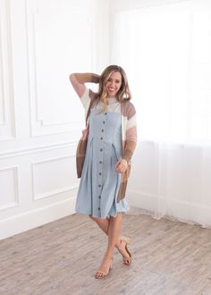 Modest outfit idea, featuring this modest spring jumper dress! Click here to shop our affordable boutique clothing and find modest spring and summer clothes! Modest Spring Outfits, Everyday Style Casual, Casual Chic Spring, Fashionable Work Outfit