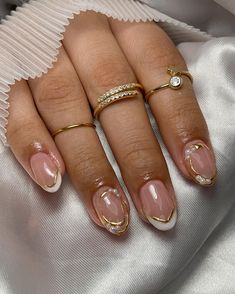 Softgel french relieve 💕✨ #softgel #uñassoftgel #softgelnails #unhassoftgel #rellenosoftgel #relieve #perlas #nails #uñas #rubbergel #gelrubber #rubberbase #rubberbasegel #guamuchil #uñasguamuchil #uñasenguamuchil #anillos #joyeria #guamuchilnails #uñasacrilicas #uñasacrilicasguamuchil #rings #jewelry #acrilicas #rubbergel #gelsemipermanente #gelish #uñasfrancesas #french #frenchie #uñasacrilicas #frenchnails uñas acrílicas guamúchil Simple Gold Accent Nails, Easy Gold Nails, Classy Nail Designs Short, Bio Gel Nail Designs Natural, Alex Earle Nails, Classy Design Nails, Classic Clean Nails, Nail Elegant Design, Gold Nails Natural