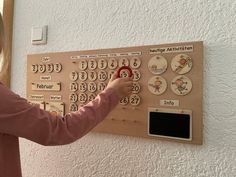 Start the day together with your child in front of this wonderful XXL Montessori calendar. Your child will learn the days in the cycle of the year in no time. In a daily routine, not only the date of each day can be set, but also the season and the weather. So your child knows not only which day it is, but whether to put on the scarf, the jacket or the swimming trunks :-) An information field offers space to point out special events, the meal or other special features. This can be done with chalk as well as with chalk pens. In addition, the child can freely choose between 12 different activities that can be done on the day. The XXL Montessori calendar is made of solid beech wood and high-quality birch plywood. It provides your child with the best foundation to understand the calendar, lear Wood Weather Chart, Calendar Preschool, Montessori Calendar, Preschool Calendar, Wood Calendar, Color Of The Week, Wooden Calendar, Chalk Pens, Montessori School