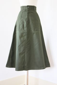 "♛Beautiful 1970s deadstock/unworn skirt is crafted from a high quality cotton twill in a lovely neutral olive green that goes wonderfully with just about every color you can throw at it. This military-inspired skirt is one we are lucky to have in multiples! Super high waist with wide belt loops, front button and metal zipper closure, hip pockets, rear pockets with button closures for a sleek fit, and the perfect A-line shape. All are unworn, made in the USA, and most have their original tags st Cotton Long Cargo Skirt With Lining, Long Cotton Cargo Skirt With Lining, Vintage Cotton Flared Skirt, Vintage Cotton Flared Skirt Bottoms, Retro A-line Cotton Bottoms, Retro Cotton Skirt With Pockets, Fitted Cotton Lined Cargo Skirt, Fitted Cotton Cargo Skirt With Lined Detail, Fitted Cotton Cargo Skirt With Lining