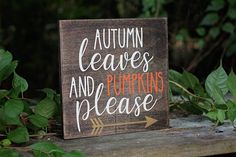 a wooden sign that says autumn leaves and pumpkins please with an arrow on it