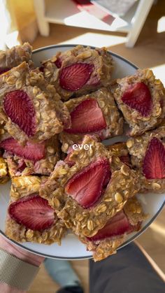 Learn how to make healthy strawberry oatmeal bars with no sugar! So tasty that you'll never guess they are vegan, gluten-free and nut-free! Easy Healthy Oatmeal Bars, Packed Snack Ideas, Oatmeal Recipes No Bake, Food Cravings Healthy Meals, Vegan Baking Healthy, Healthy Snacks Baking, Snacks With Strawberries Easy, Aesthetic Vegan Breakfast, Healthy Snacks Roadtrip