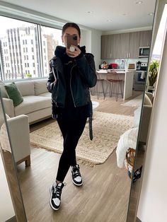 Ootd Leggings, Dunks Outfit Woman, Jordan Outfits Womens, Dunk Outfit, Black Leather Jacket Outfit, Fashion Outfits Casual, Dunks Outfit, Jacket Outfit Women, Look Adidas