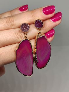 Elevate your style with our exquisite raw agate and quartz statement earrings.  Agate promotes balance, while quartz amplifies energy. 🔸Nickel-free 🔸10mm quartz + 40mm agate  🔸Color may vary according to lighting 🔸Gold filled We offer  🔸Fast shipping  🔸Free shipping  🔸Polishing cloth  🔸Free item on orders of 100€ 🔸Gift box 🎁 🔸Great customer service Agate Gemstone Dangle Earrings, Agate Natural Stone Dangle Earrings, Agate Dangle Earrings With Natural Stones, Dangle Earrings With Natural Agate Stones, Agate Gemstone Drop Earrings, Pink Drop Earrings With Natural Stones, Pink Natural Stone Drop Earrings, Pink Natural Stones Drop Earrings, Agate Drop Earrings