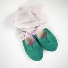 "These emerald green oxfords are so beautiful and super comfortable! Whether you will have them as bridal shoes for your wedding day or as everyday favourite flats, these unique shoes will make you feel so special! ► Handmade to order oxfords, I will be delighted to personally handcraft a pair especially for you! ► Upper in buttery emerald aqua green Italian leather ► See them in red: https://www.etsy.com/listing/120360260/oxfords-shoes-women-leather-oxfords ► See them in Blue: https://www.etsy. Green Flats With Rubber Sole And Round Toe, Green Closed Toe Flats With Rubber Sole, Elegant Green Low Heel Flats, Green Ballet Flats With Flat Heel, Elegant Green Slip-on Oxfords, Green Flats With Almond Toe And Leather Sole, Green Almond Toe Flats With Leather Sole, Spring Green Ballet Flats With Round Toe, Elegant Green Slip-on Flats