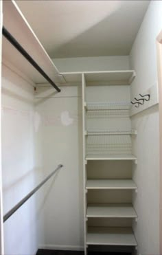 Small Walk In Closet Organization, Diy Kast, Small Master Closet, Narrow Closet, Apartemen Studio, Small Walk In Closet, Closet Small Bedroom, Walking Closet, Walk In Closet Design