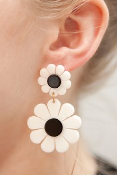 Add a touch of elegance and retro charm to your style with these 60s Classy Black and White Flower Power Earrings. Inspired by the iconic flower power movement of the 1960s, these earrings feature a stylish black and white design in a flower motif. Crafted from lightweight acrylic, these earrings offer comfort without compromising on style. The posts are made of stainless steel, coated in 18k gold for a touch of sophistication, and are nickel-free to ensure a comfortable wearing experience. Prod Retro White Drop Earrings, Vintage White Flower Drop Earrings, Retro White Flower Jewelry, 60s Earrings, Fimo Jewelry, Classy Earrings, Diy Earrings Polymer Clay, Black And White Flower, Earrings Polymer