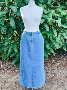 This is a long maxi denim skirt by L.L. Bean.  Wear this with a matching denim color for an effortless denim on denim trend look. This is great for layering. Long Denim Skirts, Maxi Denim Skirt, Girls Denim Skirts, Denim On Denim, Jean Vintage, Denim Maxi, Denim Maxi Skirt, Denim Skirts, Denim Color