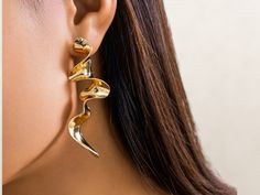 ✨ Embrace the allure of creativity with our Vintage Irregular Twisted Metal Drop Earrings! Featuring a stunning gold color and unique geometric wave design, these long earrings are perfect for women who love to make a statement. 🌊 Trendy for 2024, they effortlessly elevate any outfit with their artistic charm. Add these eye-catching earrings to your collection and showcase your unique style! Elegant Irregular Jewelry For Party, Geometric Wave, Trend Jewelry, Metal Drop, Twisted Metal, Wave Design, Long Earrings, Jewelry Trends, Jewelry Earrings Dangle