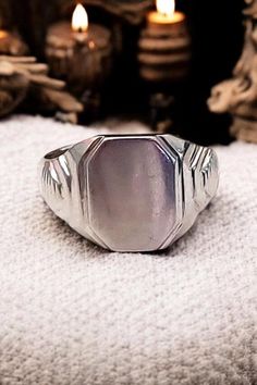 Magnificent silver signet ring (without hallmark) size 60, French size. Octagonal, blank so you can engrave your initial ⚜️. Very good state. Silver Signet Ring, Initial Ring, Signet Ring, Hallmark, Mens Gifts, Silver Ring, Gifts For Women, Initials, Jewelry Rings