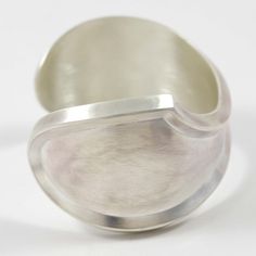 Bracelet « S Cuff 2.0 » en argent sterling.

 Largeur du brassard : 1,375 po
 Mesure intérieure de 5,5 pouces, plus ouverture de 1,25 pouces 
(Circonférence totale de 6,75" - Moyenne-Grande)