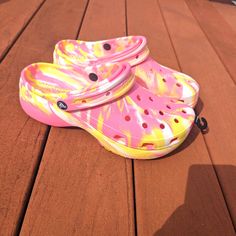 Crocs Classic Platform Women's Size 11 Marbled Tie Dye Clog Pink Lemonade Yellow Clogs For Spring, Casual Neon Yellow Sandals With Round Toe, Casual Yellow Clogs For Beach, Casual Yellow Clogs For The Beach, Yellow Round Toe Clogs For Beach, Casual Yellow Beach Clogs, Yellow Synthetic Clogs For Spring, Yellow Round Toe Clogs For The Beach, Casual Neon Yellow Round Toe Sandals