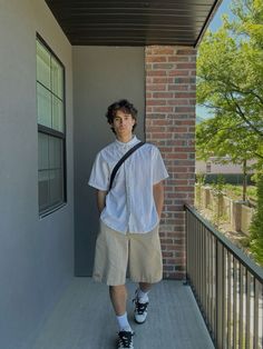 Guy Jorts Outfit, Cargo Shorts Outfit Men Aesthetic, Beach Guy Aesthetic Outfits, Cargo Outfit Men, Men’s Cargo Short Outfits, Men’s Summer Outfits Y2k, Cargo Outfit, Guy Fits, Summer Outfits Men