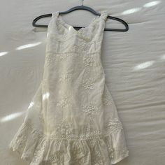 Brand New, Never Worn, Tag Still Attatched Leslie White, White Flowy Dress, Selfie Leslie, Flowers Dress, Mexican Dress, Mexican Dresses, Formal Casual, Cream Dress, Flowy Dress