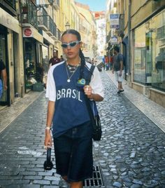 90s Fashion Streetwear, Philippines Outfit Street Styles, Qatar Clothes, 90s Street Style Aesthetic, Bloke Core Outfits, Blokette Outfits, Jersey Shirt Outfit, Blokecore Aesthetic, Dc Fits