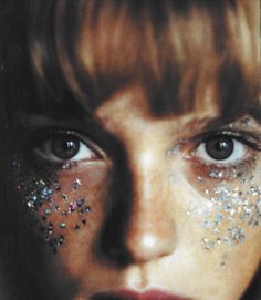 STARS IN EYES: someone who has stars in their eyes is very excited and hopeful about the future and imagines they are going to be very successful and famous Festival Make Up, Paolo Roversi, Glitter Face, Star Makeup, Silvester Party, Glitter Stars, Festival Looks, Glitter Makeup, The Shining