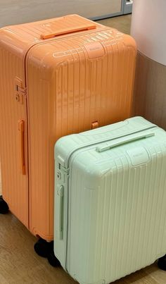 @CAestheticsx #rimowa #papaya #mint Malas Aesthetic, Luggage Aesthetic, Small Shop Design, Luxury Suitcase, Rimowa Luggage, Travel Luggage Set, Luxury Travel Bag, Cute Luggage, Luggage Brands