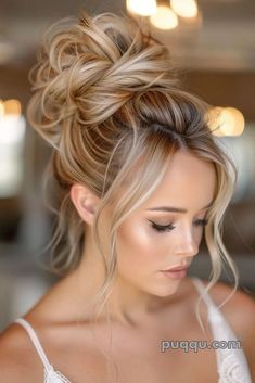 #cooperbalayagebrunettes #fluffybobblackwomen #ιδεεςγιακουρεματα #warmhoneyblonde #crazyhairday Chic Updo Wedding, Side Part Wedding Hair Updo, High Ponytail Updo, Fancy Updos, Bridesmaid Hair Inspo, Wedding Hair Up, Mother Of The Bride Hair, Bridal Hair Buns, Bridesmaid Hair Makeup