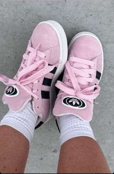 Adidas Campus Green, Campus 00s Pink, Adidas Campus Outfit, Adidas Campus 00s Grey, Campus 00s Grey, Paris Hilton 2000s, Pink Adidas Shoes, Estilo Blair Waldorf