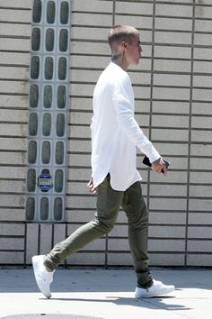 Strutting his stuff looking finee Mode Hip Hop, Justin Bieber Outfits, Justin Bieber Style, Der Gentleman, Urban Wear Women, Walking Down The Street, Green Pants