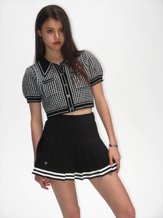 SMFK Campus Black And White Checkered Polo Material: 69.6% Polyester, 30.4% Acrylic SIZE GUIDE (in CM) Shoulder Chest Length S 30 84 34 M 31 88 35 L 32 92 36 Preppy Black Top For Fall, Checkered Polo, Tee Shop, Size Guide, Black And White, White, Black