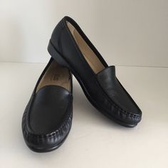 Brand: Sas Type: Women's Shoes Style: L2186379; Simplify Slip-On Moccasin Loafer Material: Leather Upper, Rubber Sole Color: Black Size: 8.5 Narrow Measurements: Heel Height Just Under 1" Shaft 1.75" Condition: New Without Box. May Show Light Wear From In-Store Try-On. *These Retail New For $164.95. Tripad Comfort Footbed. Footbed Is Removable. Made In Usa. Sas Shoes, Leather Slip Ons, Negative Feedback, Try On, Moccasins, Comfortable Shoes, Flat Shoes Women, Loafer Flats, Women's Shoes