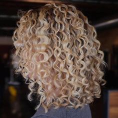 20 Hairstyles and Haircuts for Curly Hair: Curliness Is Next to Goddiness! Pencil Curls, Curly Blonde Hair, Face Shape Hairstyles, Medium Curly Hair Styles, Haircuts For Curly Hair