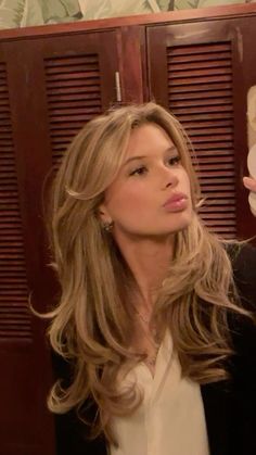 Blonde Hair Long Layers Face Framing, Long Round Face Haircut, 90s Waves Hair, Beige Golden Blonde Hair, Vs Angel Haircut, Serena Van Der Woodsen Hair Layers, Blonde 40 Year Old Women, 2000s Blowout Hair, Vs Bombshell Hair