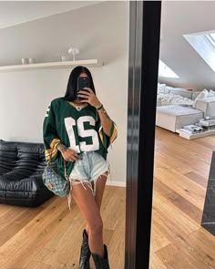 Bartender Fashion, Casual Green Outfit, Friday Night Outfit Going Out, Grunge Outfits Dark, Football Sunday Outfit, Beanies Streetwear, Dark Green Outfit, Green Outfit Aesthetic, Bartender Outfit