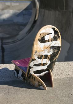 a skateboard that is sitting on the ground