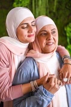 Hijab Family Photoshoot, Eid Family Photoshoot, Hijab Sisters, Mom And Daughter Islamic Pic, Mother And Daughter Hugging, Jumma Mubarak Beautiful Images