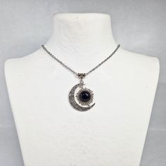 Close-to-the-neck necklace with a filigree moon pendant and a black onyx stone. -------------- Details ---------------- - Onyx: Round cabochon in natural stone, curved and polished, 14mm - Black color - Moon lace pendant in antique silver metal: 54x38mm - Thick cable mesh chain and finishes: Hypoallergenic stainless steel - Total length near the neck: 38 cm or longer 50 cm (contact me if you want another length). -------------- Delivery -------------- The jewelry is sent by letter with bubble wr Neck Necklace, Chakra Racine, Moon Pendant Necklace, Black Onyx Stone, Onyx Stone, Moon Pendant, Cable Chain, Black Onyx, Natural Stone