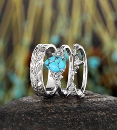 ITEM DESCRIPTION ✦Presenting our Couples Promise Ring set, a stunning representation of love and commitment.  The women's ring features a breathtaking 6x8mm pear-shaped natural mint blue turquoise as the main stone, beautifully complemented by shimmering moissanite side stones. The design is encased in a whimsical twig leaf floral setting, adding an organic and enchanting touch. For the men's band, enjoy a full eternity design featuring a twig leaf pattern, enhanced with intricate milgrain detai Silver And Turquoise Engagement Ring, Boho Engagement Ring, Turquoise Ring Engagement, His And Hers Rings, Boho Engagement, Western Turquoise, Promise Ring Set, Promise Rings For Couples, Couple Wedding Rings