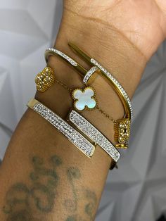 3 peice bangle clover bangle set stainless steel bracelets do not tarnish great to add to jewelry collection Cartier Bangle, Nail Bangle, Bracelet Cartier, Clover Bracelet, Bangle Bracelet Set, Diamond Nails, Gold Bangle, Rhinestone Bracelet, Bangle Set