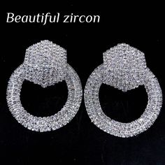 Boucles d'oreilles en strass - Boucles d'oreilles en cristal brillant pour bijoux pour femmes

 Ajoutez de l'éclat à votre look de fête avec ces boucles d'oreilles européennes et américaines en strass à grand cercle. Dotées de cristaux brillants sertis dans un design circulaire glamour, ces boucles d'oreilles sont parfaites pour ajouter une touche d'élégance à n'importe quelle tenue. Que vous assistiez à un événement formel ou que vous ajoutiez simplement un peu de bling à votre look de tous les jours, ces boucles d'oreilles de fête élégantes ne manqueront pas de faire tourner les têtes. L'accessoire parfait pour les femmes avant-gardistes, ces boucles d'oreilles en strass font un excellent cadeau pour la femme élégante de votre vie.

 Style: Classique

 Forme \ motif : rond

 Type de mét Stylish Party, Circular Design, Party Look, Ear Candy, Party Earrings, Copper Material, Rhinestone Earrings, Bling Bling, Shape Patterns