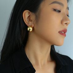 Details：Finish: 18K gold platedSize: 0.79 inches(20mm)、Weight per earring: 0.26oz (7.4g)Material: Copper plated with 18K Gold, 925 sterling silver needle 18K Gold Vermeil:This piece is true gold plated with a thick layer of gold measuring 2.5-3.0 microns.This is 5 times thicker and longer-lasting than regular "gold-plated" jewelry, and 100 times thicker than flash-plated jewelry.We use 18k or 14k gold for its beautiful, elegant hue.Plated with 18k gold to ensure a nickel free, lead free and hypo Unique Pearl Earrings, Sentimental Gifts For Mom, Pearl Types, Copper Plated, Single Earring, Sentimental Gifts, Style Gift, Perfect Gift For Her, Baroque Pearls