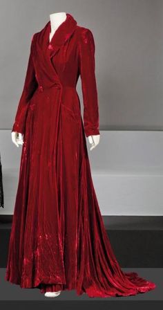 Mode Mantel, Fashion Fantasy, Fashion 1950s, Coat Outfit, Velvet Coat, فستان سهرة, Long Red, 50s Fashion, 1950s Fashion