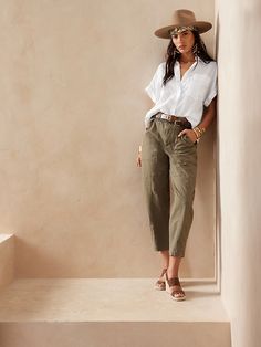 Petite Linen Resort Shirt | Banana Republic Mountain Chic, Linen Shirt Outfit, Safari Outfit, Safari Outfits, Resort Casual, Resort Shirt, Resort Outfit, Travel Outfit Summer, Safari Style