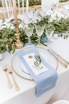 Sky Blue Bridesmaid Dresses at Real Wedding - Rock My Wedding Dusty Blue And Gold Wedding Table Settings, Blue Linen Napkins Wedding, Light Blue And White Wedding Table Decor, Light Blue Napkins Wedding, Sky Blue Table Decorations, Napkins On Plates, March Wedding Decorations, Pastel Blue Decorations, Historic Home Wedding Decor