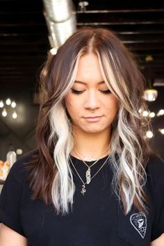 Peekaboo Hair Colors, Trendy We Fryzurach, Tan Skin Blonde Hair, Balayage Blond, Peekaboo Hair, Money Piece, Penteado Cabelo Curto, Brown Blonde Hair, Hair Color And Cut