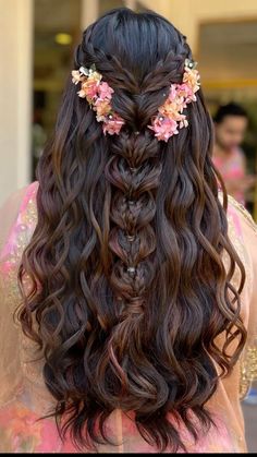 Unique Open Hairstyles, Long Hairstyles For Indian Wedding, Lehenga Hairstyles Front And Back, Lehenga Open Hairstyles, Open Hair Hair Styles Wedding, Hair Styles Mehndi, Lehenga Braid Hairstyles, Indian Mehendi Hairstyle, Haldi Open Hairstyles For Bride