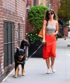 Emily Ratajkowski's Summer Street Style Never Misses — Here's Proof Low Rise Midi Skirt, Emily Ratajkowski Outfits, Emily Ratajkowski Style, Low Rise Skirt, Summer Street Style, Midi Skirt Pattern, Lace Midi Skirt, Sneakers Looks, Summer Street