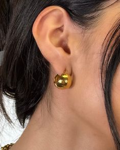 Adorn your ears with timeless glamour with our BALI BALL HOOPS . These inspired chunky earrings capture the 70's style effortlessly, adding a sophisticated edge to your looks. The perfect accessory for any ensemble, from modern formal to timeless casual.  ✨PRODUCT DETAILS  *18k gold plated pvd stainless steel  *20mm round hoops  *waterproof, nickel free and hypoallergenic Packaged in ILLÁRI jewelry box  free cleaning cloth  visit our website www.shopillari.com ✨POLICY  30 day return accepted if unworn or not damaged. return shipping paid by customer Gold Chunky Round Earrings, Chunky Gold Metal Earrings, Retro Small Hoop Gold Jewelry, Retro Gold Small Hoop Jewelry, Retro Small Hoop Gold Earrings, Retro Gold Round Hoop Earrings, Gold Retro Round Hoop Earrings, Chic Chunky Earrings, Thick Earrings