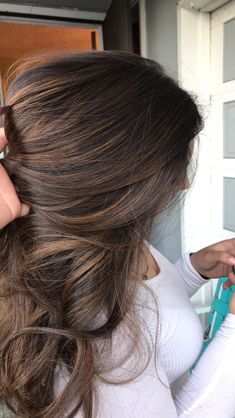 Dark Brown With Reddish Highlights, Long Brown Hair With Babylights, Balayage Front View Face Framing, Blended Brunette Highlights, Latte Brown Balayage, Brunette With Brown Highlights, Light Brown Highlights On Black Hair, Balyage Caramel, Brunette Hair With Babylights