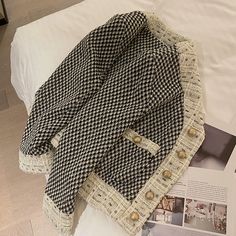 Female Picture, Tweed Fashion, Chanel Coat, Cropped Coat, Tweed Coat, Cape Coat, French Chic, Short Coat, Winter Looks